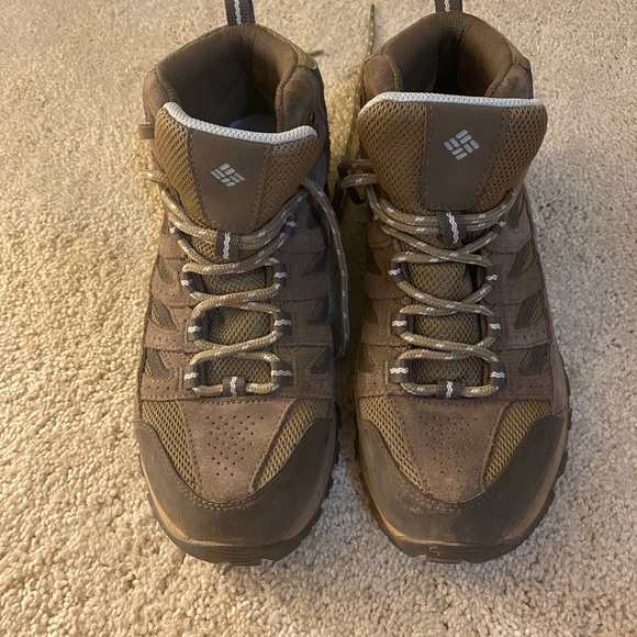 Size 8 Columbia hiking boots - Picture 1 of 3